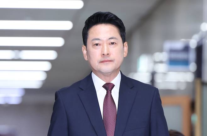 장동혁 국민의힘 대표가 7일 오전 서울 여의도 국회에서 투표지 부족사태 현안 관련 기자회견을 하기 위해 이동하고 있다. /뉴시스