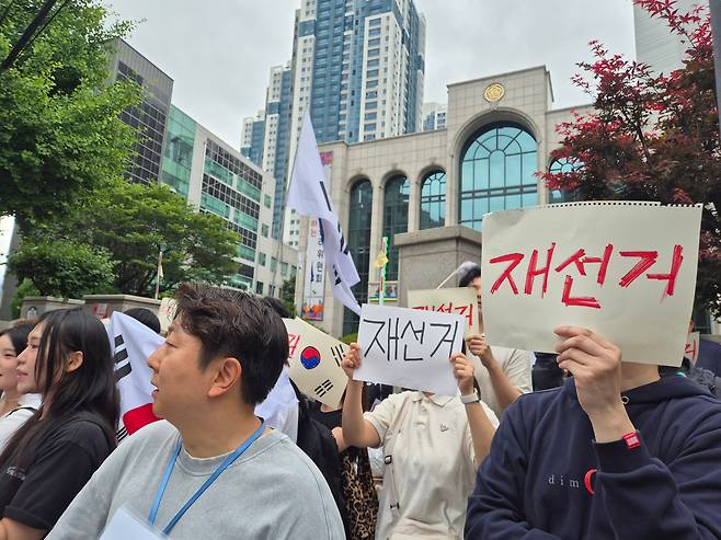7일 오후 부산 연제구 부산시선거관리위원회 앞에서 6·3 지방선거 투표지 부족 사태를 규탄하는 시민들이 구호를 외치고 있다. /권태완 기자