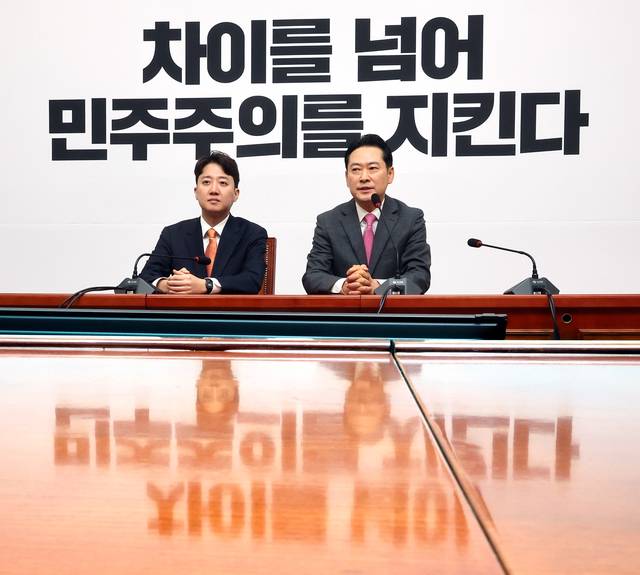 장동혁(오른쪽) 국민의힘 당대표가 지난 1월 13일 국회 당대표 회의실에서 이준석(왼쪽) 개혁신당 대표를 만나 발언하고 있다. [연합뉴스]
