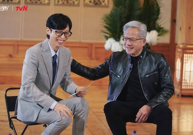 사진=CJ ENM은 엔비디아 CEO 젠슨 황이 tvN 예능 프로그램 '유 퀴즈 온 더 블럭'에 출연해 유재석과 만난 모습을 공개했다. 녹화는 비공개로 진행됐고 오는 10일 방송될 예정이다.//사진=tvN '유 퀴즈 온 더 블럭' 인스타그램