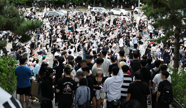 6·3 지방선거 투표지 부족 사태를 규탄하며 재선거를 요구하는 ‘잠실 개표소 봉쇄’ 시위가 계속되고 있는 7일 서울 송파구 올림픽공원 핸드볼경기장 앞에서 부정선거를 주장하는 시민들이 구호를 외치고 있다. 연합뉴스