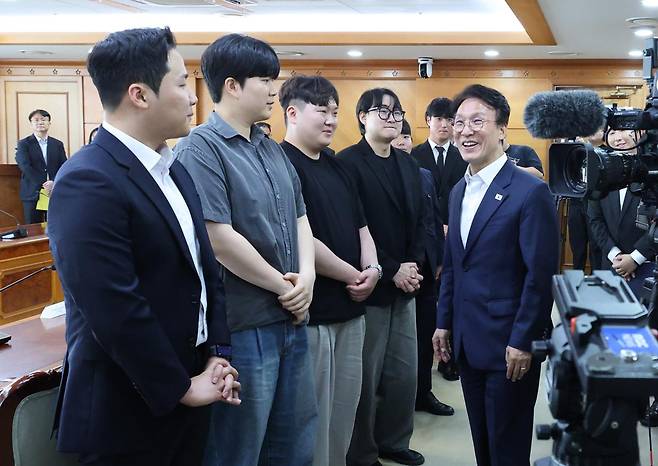김민석 국무총리가 7일 정부서울청사에서 열린 투표용지 부족 사태와 관련해 대학생들과의 간담회를 마친 뒤 참석자들과 인사하고 있다. 연합뉴스