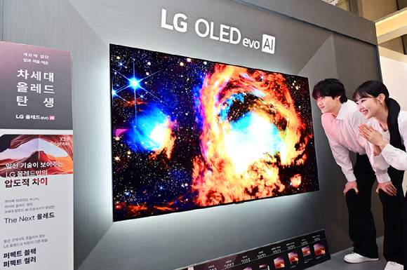 LG전자가 올해 3월 공개한 2026년 LG 올레드 에보를 모델들이 체험하고 있다. 신제품은 화면 반사를 줄이고 색 정확도를 높인 것이 특징이다. [사진=연합뉴스]