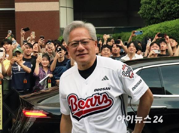 7일 오후 젠슨 황 엔비디아 최고경영자(CEO)가 최태원 SK그룹 회장, 곽노정 SK하이닉스 대표, 정재헌 SK텔레콤 대표 등과의 회동을 위해 서울 강남구에 위치한 깐부치킨 삼성점에 들어서고 있다. [사진=안세준 기자]