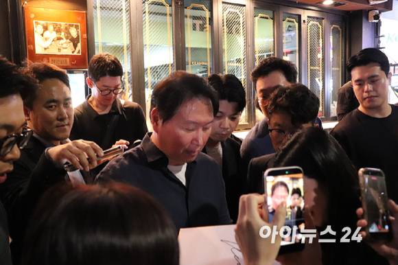 7일 서울 삼성동 깐부치킨에서 최태원 SK 회장이 자리를 마치고 나오고 있다. [사진=안세준 기자]