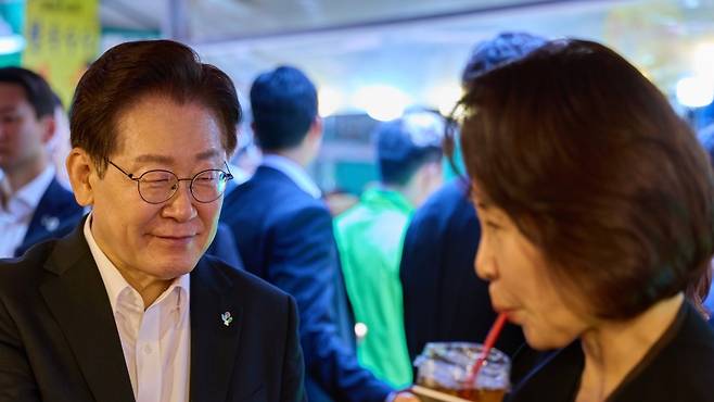 이재명 대통령과 김혜경 여사가 길동복조리시장에서 아이스커피를 구매하고 있다. (청와대)