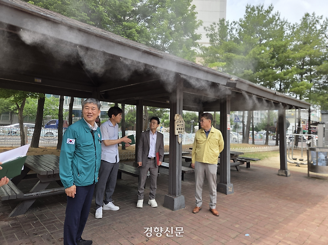 경북도 관계자들이 2일 안동시 옥동 제4공원에 설치된 폭염저감시설(쿨링포그)을 점검하고 있다. 김현수 기자