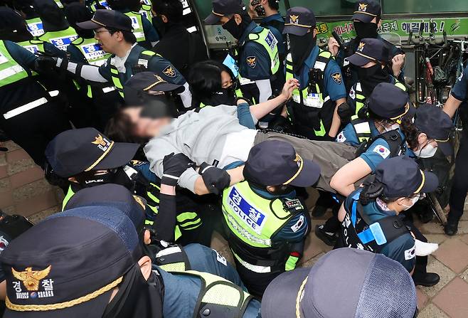경찰이 지난 5일 서울 송파구 잠실7동 2투표소 앞에서 투표함 이송을 위해 이를 막아선 시위대를 해산 조치하고 있다. 연합뉴스