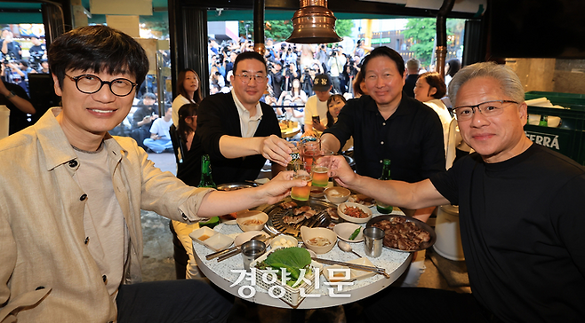 젠슨 황 엔비디아 최고경영자(CEO)가 지난 5일 서울 마포구 서교동의 한 고깃집에서 최태원 SK회장, 구광모 LG회장, 이해진 네이버 의장과 삼겹살 회동을 하고 있다. 김정근 선임기자