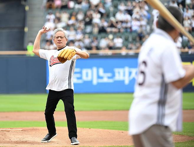 두산 박정원 회장과 나란히 시구·시타 7일 젠슨 황 엔비디아 최고경영자가 서울 송파구 잠실야구장에서 열린 KBO리그 두산과 키움의 경기에서 시구를 하고 있다. 사진공동취재단