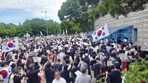 지방선거 당일 발생한 투표용지 부족 사태에 분노한 시민이 지난 6일 서울 송파구 잠실 개표소 인근에 모여 중앙선거관리위원회의 무능 행정을 규탄하고 있다. 조성우 기자