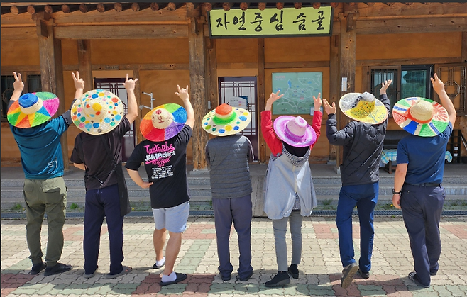 강원도 양구의 '살아보기 프로그램' 참가자들이 포즈를 취하고 있다. 전국의 주요 지자체들이 귀농귀촌에 관심 있는 도시민들을 대상으로 '미리 살아보기' 프로그램을 내놓고 있다. 양구군 제공