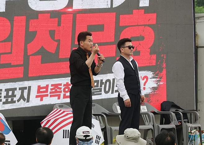 전 한국사 강사 전한길 씨가 4일 경기 과천 중앙선거관리위원회 앞에서 제9회 전국동시지방선거 투표용지 부족 사태 비판 발언하고 있다. [연합뉴스]