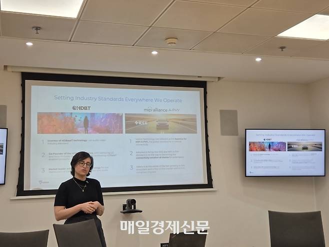 지난달 19일(현지시간) 이스라엘 호드하샤론에서 다나 젤린스키 발렌스 마케팅 총괄 부사장이 설명하고 있는 모습. [사진=한상헌 기자]