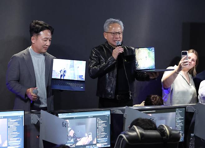 젠슨 황 엔비디아 최고경영자(CEO)가 7일 오후 서울 서초구 포털 PC방에서 열린 엔씨소프트 다중접속 역할 수행 게임(MMORPG) ‘아이온2’ 서프라이즈 라이브 행사에서 김택진 엔씨소프트 대표와 함께 엔비디아의 차세대 AI PC RTX Spark를 소개하고 있다. (공동취재)