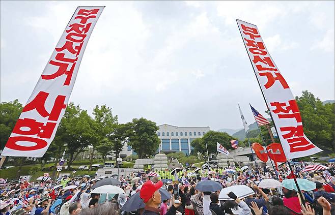 지난 6월 4일, 경기 과천 중앙선거관리위원회 앞에서 보수 성향 단체가 제9회 전국동시지방선거 투표용지 부족 사태 비판 집회를 하고 있다. (연합뉴스)
