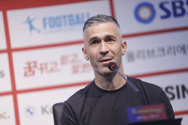 경기 후 리버풀을 대표해 기자회견에 참석한 루이스 가르시아. 사진=올리브 크리에이티브 제공