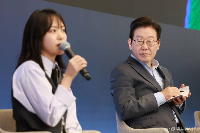 [성남=뉴시스] 고범준 기자 = 이재명 대통령이 17일 경기도 성남시 스타트업 스퀘어에서 열린 청년 스타트업 상상콘서트에서 참석자 발언을 듣고 있다. 2025.09.17. bjko@newsis.com /사진=고범준