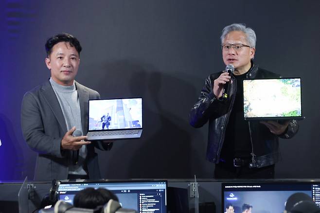젠슨 황 엔비디아 최고경영자(CEO)가 강남 피시방에서 게임업계 총수와 회담을 가졌다. 사진은 7일 서울 서초구 PC방에서 열린 엔씨 '아이온2' 서프라이즈 라이브 행사에 참석한 김택진 엔씨 대표(왼쪽)와 젠슨 황 엔비디아 최고경영자. /사진=뉴스1(공동취재)