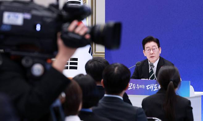 이재명 대통령이 지난 1월 21일 청와대 영빈관에서 열린 2026년 신년 기자회견에서 발언하고 있다. [뉴시스]