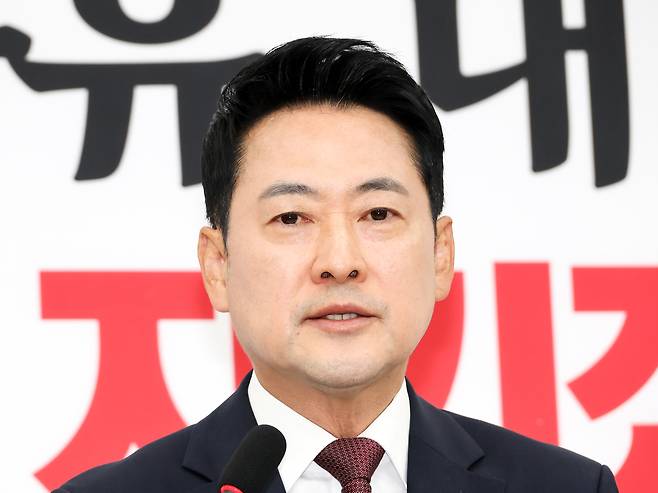 국민의힘 장동혁 대표가 7일 국회에서 6·3 지방선거에서 불거진 투표용지 부족 사태와 관련한 기자회견을 열고 있다. <연합뉴스>