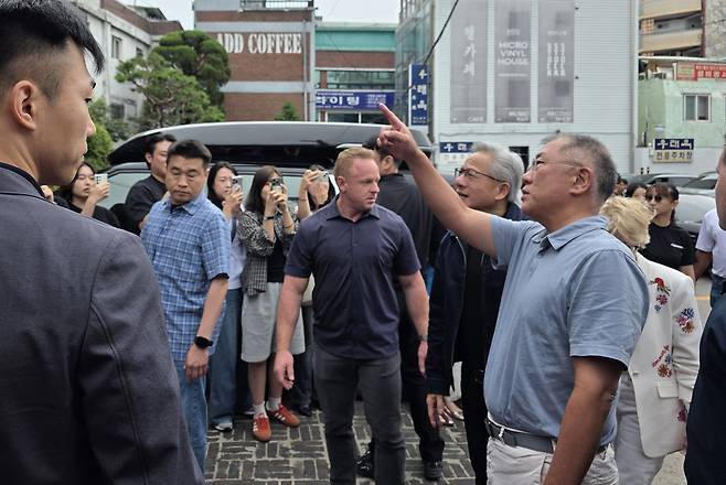 젠슨 황 엔비디아 최고경영자(CEO)와 정의선 현대차그룹 회장이 7일 서울 종로구 우래옥에서 깜짝 회동을 하며 대화를 나누고 있다. [연합]