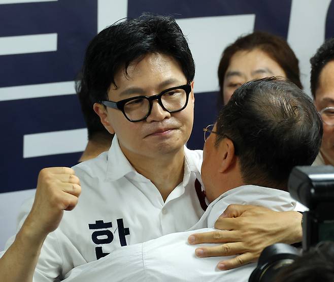 한동훈 부산 북구갑 당선자 4일 북구 선거사무소에서 당선이 확정된 후 선거사무소 관계자와 포옹하며 주먹을 불끈 쥐고 있다. [연합]
