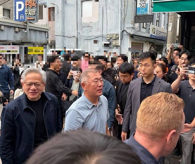 [서울=뉴시스] 젠슨 황 엔비디아 CEO와 정의선 현대차그룹 회장은 7일 서울 을지로에 위치한 유명 평양냉면집 우래옥에서 만나 점심식사를 했다. (사진=독자제공). 2026.06.07. photo@newsis.com *재판매 및 DB 금지