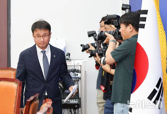 [서울=뉴시스] 김근수 기자 = 한병도 더불어민주당 원내대표가 7일 오후 서울 여의도 국회에서 투표지 부족 현안 관련 긴급 기자간담회를 하기 위해 이동하고 있다. 2026.06.07. ks@newsis.com