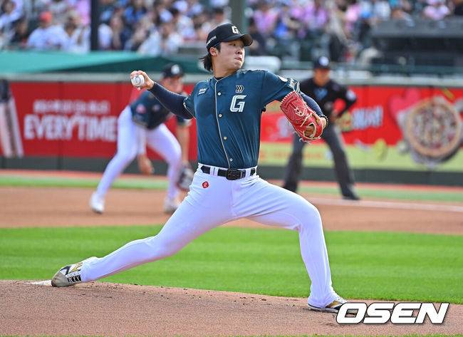 [OSEN=부산, 이석우 기자] 6일 부산 사직야구장에서 2026 신한 SOL KBO 리그 롯데 자이언츠와 한화 이글스의 경기가 열렸다. 홈팀 롯데는 이민석이, 방문팀 한화는 에르난데스가 선발 출전했다.롯데 자이언츠 선발 투수 이민석이 역투하고 있다. 2026.06.06 / foto0307@osen.co.kr