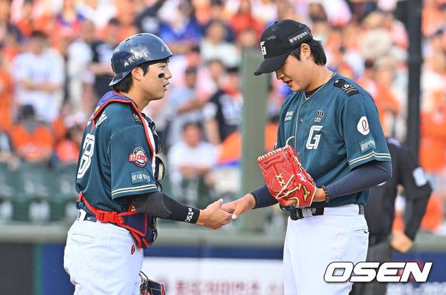 [OSEN=부산, 이석우 기자] 6일 부산 사직야구장에서 2026 신한 SOL KBO 리그 롯데 자이언츠와 한화 이글스의 경기가 열렸다. 홈팀 롯데는 이민석이, 방문팀 한화는 에르난데스가 선발 출전했다.롯데 자이언츠 선발 투수 이민석이 6회 교체되고 있다. 2026.06.06 / foto0307@osen.co.kr