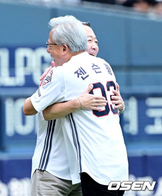 [OSEN=잠실, 최규한 기자] 7일 서울 잠실야구장에서 ‘2026 신한 SOL Bank KBO리그’ 두산 베어스와 키움 히어로즈의 경기가 열렸다.이날 경기는 젠슨 황 엔비디아(NVIDIA) 최고경영자(CEO)가 시구, 두산그룹 박정원 회장이 시타자로 나섰다. 젠슨 황은 엔비디아 창립연도인 1993년을 뜻하는 등번호 93번 유니폼, 박정원 회장은 두산 창업연도인 1896년을 상징하는 96번 유니폼을 입고 잠실 야구장에서 시구-시타 행사를 가졌다.젠슨 황 엔비디아 최고경영자(CEO)와 박정원 두산그룹 회장이 시구와 시타를 마친 뒤 포옹하고 고 있다. 2026.06.07 / dreamer@osen.co.kr