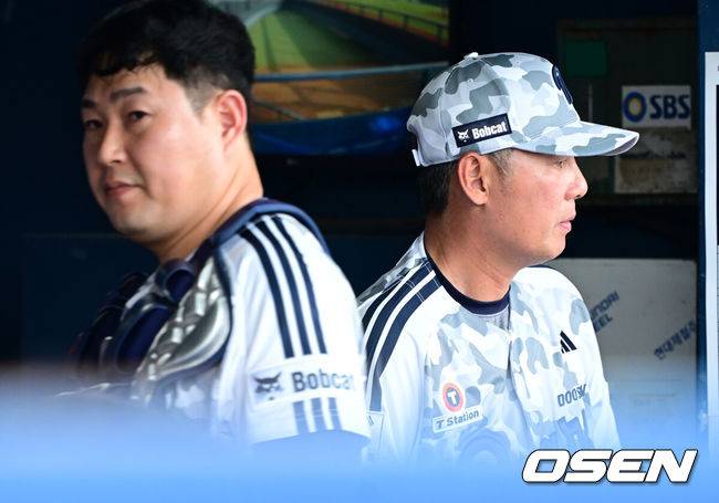 [OSEN=잠실, 최규한 기자] 7일 서울 잠실야구장에서 ‘2026 신한 SOL Bank KBO리그’ 두산 베어스와 키움 히어로즈의 경기가 열렸다.홈팀 두산은 웨스 벤자민, 방문팀 키움은 라울 알칸타라를 선발로 내세웠다.3회초 무사 1루 상황 키움 임병욱 타석 때 두산 포수 양의지가 포구 중 부상을 입고 교체되고 있다. 아쉬움을 삼키는 두산 김원형 감독. 2026.06.07 / dreamer@osen.co.kr