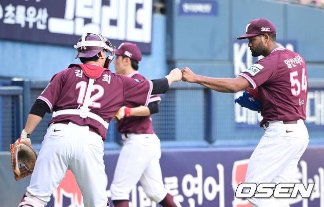 [OSEN=잠실, 최규한 기자] 7일 서울 잠실야구장에서 ‘2026 신한 SOL Bank KBO리그’ 두산 베어스와 키움 히어로즈의 경기가 열렸다.홈팀 두산은 웨스 벤자민, 방문팀 키움은 라울 알칸타라를 선발로 내세웠다.6회말 두산 공격을 무실점으로 막아낸 키움 선발 알칸타라가 더그아웃으로 향하며 포수 김건희와 인사를 나누고 있다. 2026.06.07 / dreamer@osen.co.kr