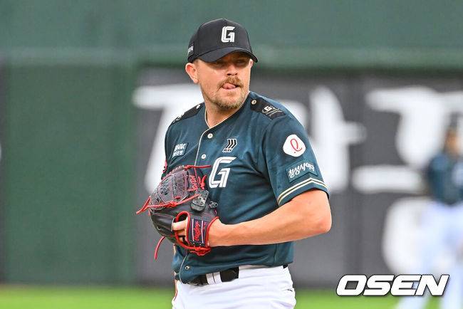 [OSEN=부산, 이석우 기자] 7일 부산 사직야구장에서 2026 신한 SOL KBO 리그 롯데 자이언츠와 한화 이글스의 경기가 열렸다. 홈팀 롯데는 비슬리가, 방문팀 한화는 황준서가 선발 출전했다.롯데 자이언츠 선발 투수 비슬리가 1회부터 4실점하고 아쉬워하고 있다. 2026.06.07 / foto0307@osen.co.kr
