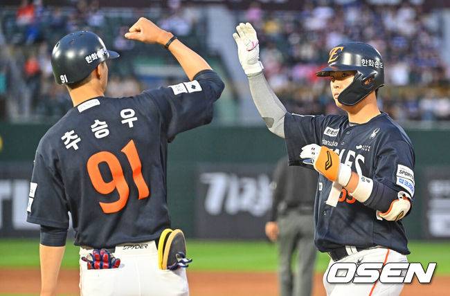 [OSEN=부산, 이석우 기자] 7일 부산 사직야구장에서 2026 신한 SOL KBO 리그 롯데 자이언츠와 한화 이글스의 경기가 열렸다. 홈팀 롯데는 비슬리가, 방문팀 한화는 황준서가 선발 출전했다.한화 이글스 허인서가 7회초 무사 1,3루 중견수 오른쪽 1타점 안타를 치고 하이파이브를 하고 있다. 2026.06.07 / foto0307@osen.co.kr