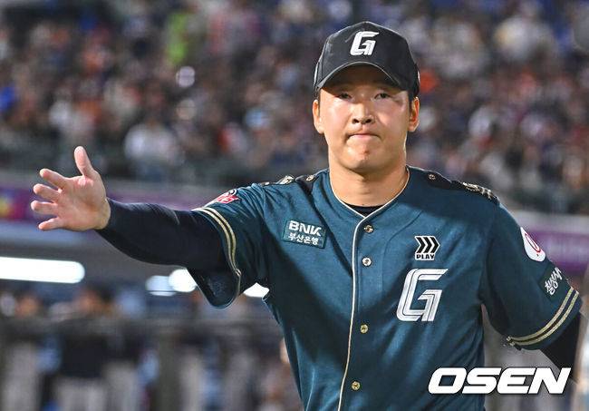 [OSEN=부산, 이석우 기자] 7일 부산 사직야구장에서 2026 신한 SOL KBO 리그 롯데 자이언츠와 한화 이글스의 경기가 열렸다. 홈팀 롯데는 비슬리가, 방문팀 한화는 황준서가 선발 출전했다.롯데 자이언츠 최준용이 9회초 수비를 무실점으로 막고 하이파이브를 하고 있다. 2026.06.07 / foto0307@osen.co.kr