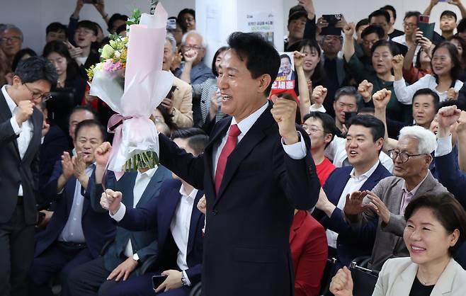 6.3지방선거에서 서울시장에 당선된 국민의힘 오세훈 후보가 4일 서울 종로구 선거사무소에서 지지자들의 환호 속에 인사하고 있다.허정호 선임기자
