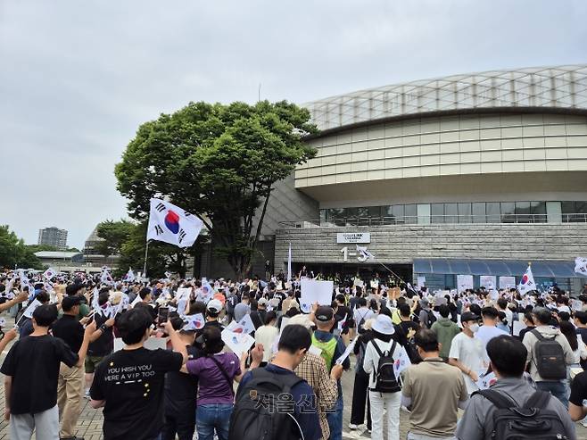 제9회 전국동시지방선거 투표용지 부족 사태에 반발한 시민들이 7일 서울 송파구 올림픽공원 핸드볼경기장 개표소 앞에 모여 재선거를 요구하는 구호를 외치고 있다. 유승혁 기자