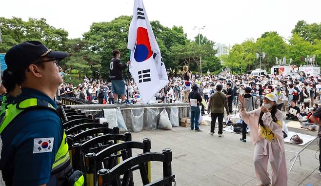 7일 서울 송파구 올림픽공원 핸드볼경기장 개표소 앞에 모여 재선거를 요구하는 구호를 외치고 있다. 뉴스1