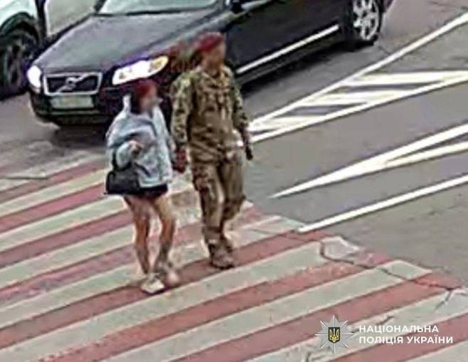 우크라이나 수사당국이 러시아에 포섭돼 군인을 독살한 혐의로 17세 여성을 체포해 수사 중이라고 밝혔다. 사진은 독살 피의자와 숨진 군인. 우크라이나 경찰 제공