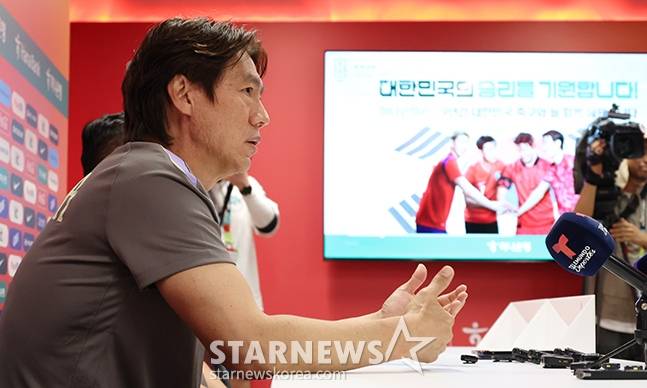 홍명보 대한민국 축구 국가대표팀 감독이 멕시코 과달라하라의 치바스 바예 베르데에서 진행되는 국제축구연맹(FIFA) 커뮤니티 트레이닝 전 취재진의 질문에 답하고 있다. /사진=김진경 대기자