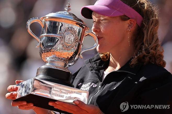 우승 트로피 입맞춤하는 안드레예바 [AFP=연합뉴스]
