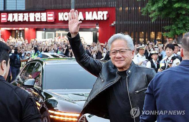 젠슨 황, '삼겹살 먹으러 왔어요' (서울=연합뉴스) 윤동진 기자 =  젠슨 황 엔비디아 최고경영자(CEO)가 5일 서울 마포구 홍대 인근 삼겹살 음식점 '형님 저요'에서 최태원 SK그룹 회장, 구광모 LG그룹 회장, 이해진 네이버 의장과 '삼소(삼겹살·소주) 회동’을 하기 위해 이동하고 있다. 2026.6.5 [공동취재] mon@yna.co.kr