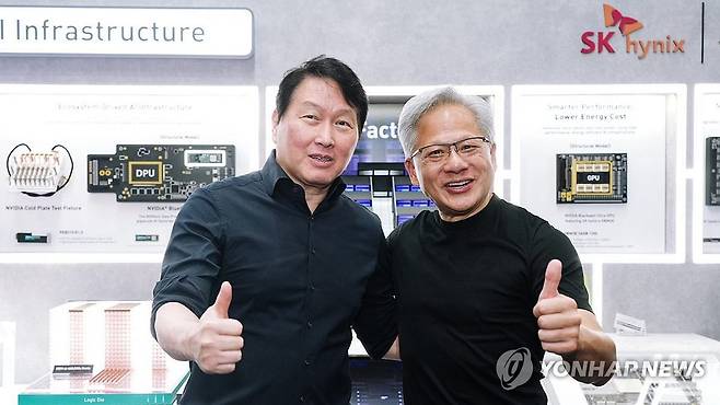 기념 촬영하는 최태원 회장과 젠슨 황 CEO (서울=연합뉴스) 최태원 SK그룹 회장(왼쪽)과 젠슨 황 엔비디아 CEO가 2일 대만 타이베이에서 개막한 '컴퓨텍스 2026'에 참석, SK하이닉스 전시 부스에서 기념 촬영하고 있다. 2026.6.2 [SK하이닉스 제공. 재판매 및 DB 금지] photo@yna.co.kr
