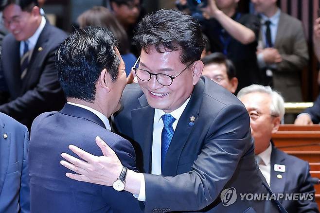 민주당 의원총회에서 만난 정청래 대표-송영길 의원 (서울=연합뉴스) 신현우 기자 = 더불어민주당 정청래 대표가 5일 국회에서 22대 국회 후반기 의장단을 선출하는 본회의를 앞두고 열린 의원총회에 참석해 인천 연수갑 국회의원 보궐선거에서 당선된 더불어민주당 송영길 의원과 인사하고 있다. 2026.6.5 nowwego@yna.co.kr