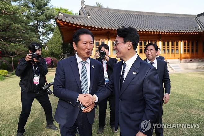 인사하는 김민석 국무총리와 민주당 정청래 대표 (서울=연합뉴스) 안정원 기자 = 김민석 국무총리가 22일 서울 종로구 삼청동 총리공관에서 열린 고위당정협의회에서 더불어민주당 정청래 대표와 인사하고 있다. 2026.4.22 jeong@yna.co.kr