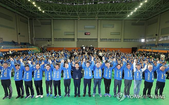 민주당 호남권 공천자대회 (강진=연합뉴스) 조남수 기자 = 더불어민주당 총괄상임선대위원장인 정청래 대표가 12일 오후 전남 강진군 군동면 강진제2실내체육관에서 열린 전남ㆍ광주ㆍ전북 공천자대회에서 후보들과 함께 기념 촬영하고 있다. 2026.5.12 iso64@yna.co.kr
