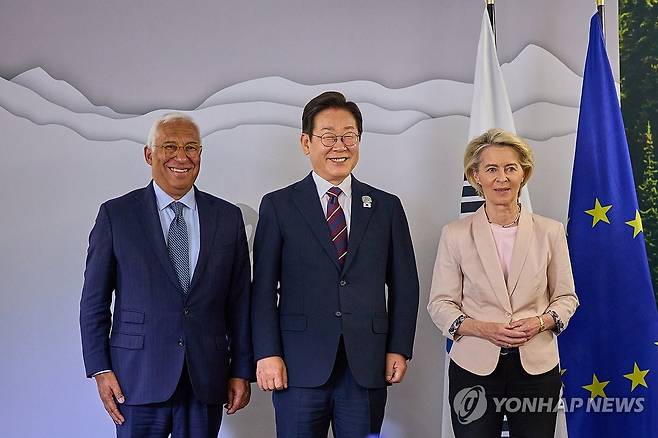 이재명 대통령, 한·EU 정상회담 (캐내내스키스[캐나다]=연합뉴스) 홍해인 기자 = 이재명 대통령이 17일(현지시간) 캐나다 앨버타주 캐내내스키스 주요 7개국(G7) 정상회의장에서 우르줄라 폰데어라이엔 유럽연합(EU) 집행위원장(오른쪽), 안토니우 코스타 EU 정상회의 상임의장을 만나 한·EU 정상회담에 앞서 기념촬영을 하고 있다. 2025.6.18 [공동취재] hihong@yna.co.kr