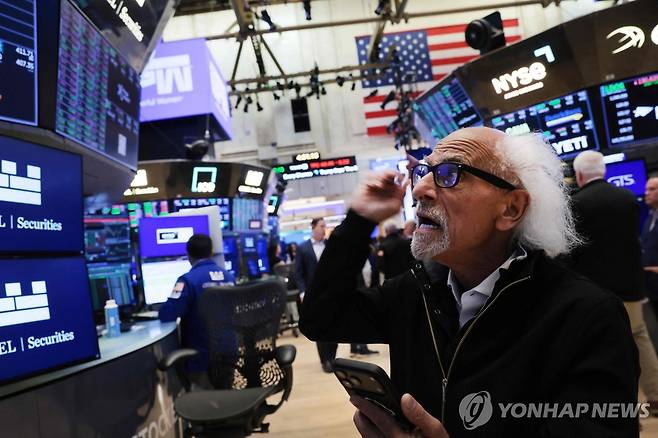 뉴욕증권거래소(NYSE)의 트레이더들 [AFP 연합뉴스 자료사진. 재판매 및 DB 금지]